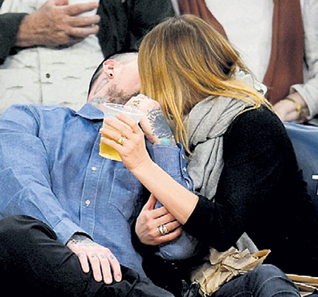 На публике...