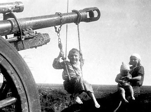 Малыши умудрялись находить минуты счастья даже во время войны