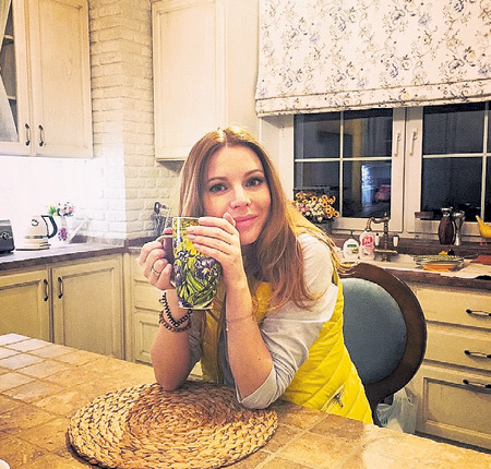 Будущая мама на новой кухне. Фото: фейсбук**