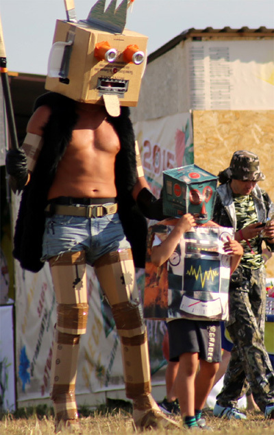 Человек-коробка с сыном предлагали всем устроить обнимашки