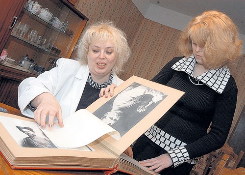 Знаменитый архив, посвященный памяти легендарного начдива, теперь хранится у мамы Василисы - Евгении Артуровны