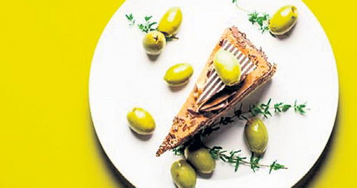 Шоколадный торт с оливками