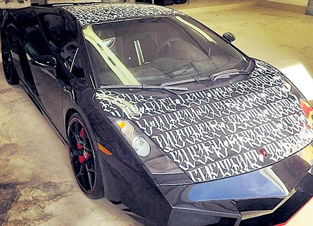 Художник ХУЭРО выписывал тексты песен на «ламборгини» Криса БРАУНА 16 часов