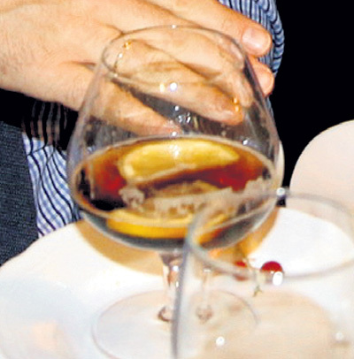 ...министр даже накидал себе в бокал лимонные дольки