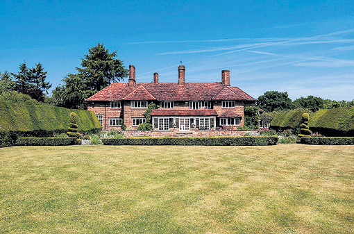 87-летний МУР написал в автобиографии, что он и его тогдашняя жена, актриса Луиза МАТТИОЛИ, купили дом в английской провинции, так как он «идеально подходил для растущей семьи»