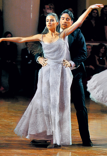 Внучка Софии РОТАРУ, воздушная София ЕВДОКИМЕНКО, порхала по залу лебедем