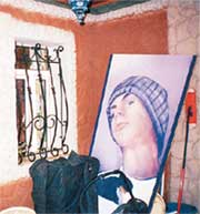 ЭТО - НЕ ФЕТИШИЗМ: всего лишь портрет сынули в интерьере