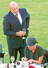 ЛАЙМА ВАЙКУЛЕ: игнорирует виновника торжества