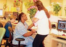 ПРОЩАНИЕ: мама Оля благодарит за заботу медсестру-американку