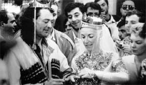 ИМПОЗАНТНЫЙ ГИЛЛАН: во время первых гастролей в СССР сыграл в Тбилиси этнографическую свадьбу с милой Брон (1991 г.)