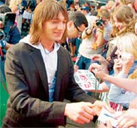 НИКОЛАЙ ТИМОФЕЕВ: на недавней церемонии вручения премий МУЗ ТВ поклонницы были готовы разорвать его на части