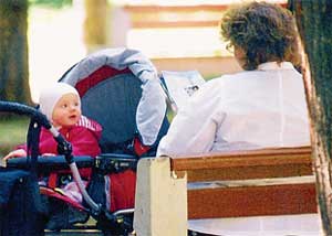 ВИКА НА ПРОГУЛКЕ: непоседа ни на минуту не дает няне покоя