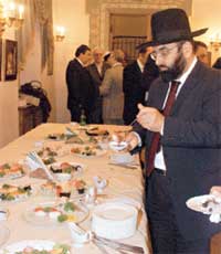 РЕБЕ В НОВОГОДНЕМ ИЗУМЛЕНИИ: «И что, именно на еврейский Новый год, таки кончились японские суши?!»