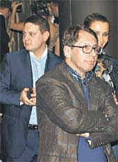 ПРЕЗИДЕНТ "АЛЬФА-БАНКА" ПЕТР АВЕН (в очках): жадно ловил каждое слово Барецкого