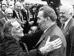 ДРУЖБА НАРОДОВ: благодарный грузинский народ в лице легендарной актрисы Верико Анджапаридзе и Эдуарда Шеварнадзе (справа) встречал дорогого Леонида Ильича поцелуями и хвалебными речами