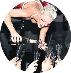 АЛКОГОЛЬНЫЙ АТТРАКЦИОН: шампанское лилось прямо с потолка