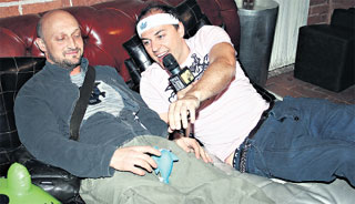 ФЛИРТ: Куценко (слева) сначала познакомил Венгерова со своей игрушкой