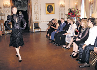 ДЕФИЛЕ: полет творческой мысли российского модельера был продемонстрирован прямо в стенах французского посольства