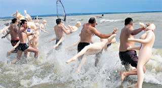 БУРНЫЙ СТАРТ: Обское море вспенилось от резвых мужиков с резиновыми Зинами