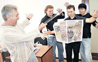 В ГОСТЯХ У «ЭКСПРЕССКИ»: редактор отдела шоу-бизнеса Владимир Пожарский внимательно следил за проведением трюка братьями Сафроновыми