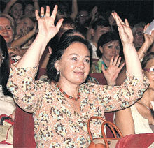 ЗВЕЗДНЫЕ ЗРИТЕЛИ: Лариса Гузеева и Светлана Тома от восторга подняли руки