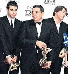 .«ОРФЕЯ» В ДЕЛО: под неодобрительные взгляды Александра Любимова приколист Иван Ургант нашел награде достойное применение