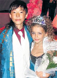 УСПЕХ: зрители фотографировались с Варей на память и просили автографы