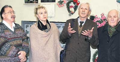 АНАТОЛИЙ ВАСИН (СЛЕВА): с немногочисленными участниками траурной церемонии. Крайний справа - заслуженный артист РСФСР Павел Винник