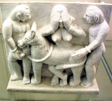 БЕРЛИНСКИЙ МУЗЕЙ: шуточная сувенирная скульптура, изображающая трогательную любовь к животным