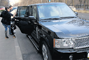 ДОМОЙ - НА ШИКАРНОМ АВТОМОБИЛЕ: заботливый папа быстро усадил жену и сына в машину, боясь их простудить на ветру