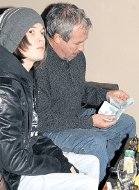 ОТЦОВСКАЯ ДОЛЯ: когда Андрей Вадимович пересчитывал наличные, Ваня с затаенной надеждой отводил глаза