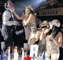 ПЛЯСКИ НА СТОЛАХ: именинник Краснов показал гостям, что он в прекрасной форме