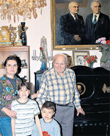 НИКОЛАЙ БАЙБАКОВ: с любимой внучкой Машей и её детьми