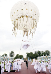 ЯВЛЕНИЕ НЕВЕСТЫ: Анастасия Волочкова к алтарю прилетела на шаре