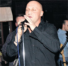 ...играет, пьёт, да ещё и поёт!