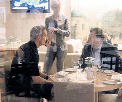 БЫВШИЙ СПАРТАКОВЕЦ НЕМАНЬЯ ВИДИЧ: защитник «МЮ» пообедал в Москве с техническим директором «Спартака» Евгением Смоленцевым