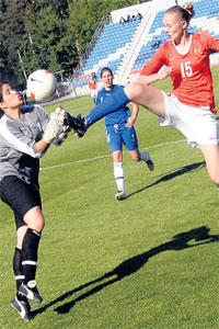 В БОРЬБЕ ЗА МЯЧ: вратарю сборной Израиля чуть не разбили красивое лицо