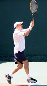 СПОРТСМЕН: Валентин Борисович не уступает в игре профессиональным теннисистам