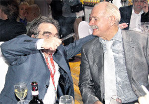 НЕВИННЫЕ ШАЛОСТИ: Александр Адабашьян в шутку чуть не заколол своего партнёра по фильму «12»...