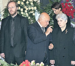 Сын писателя Степан, Юрий ЛУЖКОВ и Наталья СОЛЖЕНИЦЫНА стояли у гроба рядом