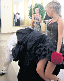 ...то и дело пристраивался к молодой жене сзади