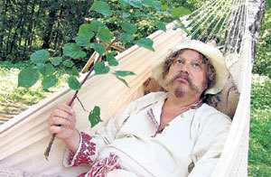 Сергей КОЛТАКОВ стал в картине соседом Нины УСАТОВОЙ