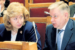 Главе ФМС России Константину РОМОДАНОВСКОМУ приятно находиться в компании умной и обаятельной женщины