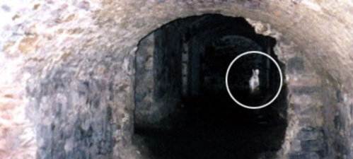 Фото, сделанное американским туристом во время пешеходной экскурсии по катакомбам Эдинбурга в 1998 г.