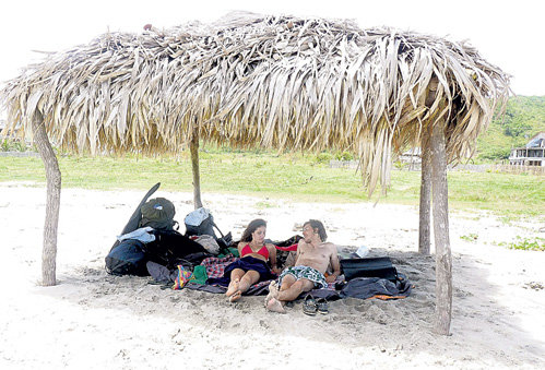 Русских туристов-дикарей на пляже в Эквадоре встречают как родных