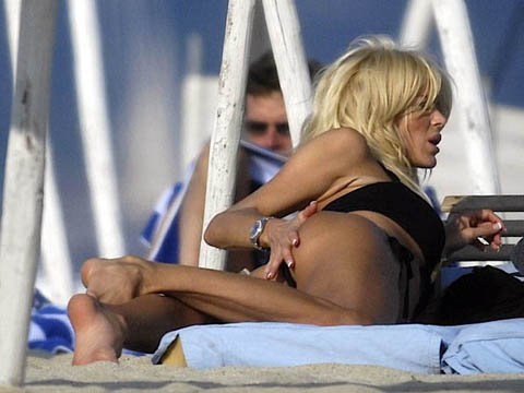 Потом погладила себя по попке... Фото: celebrity-gossip.net