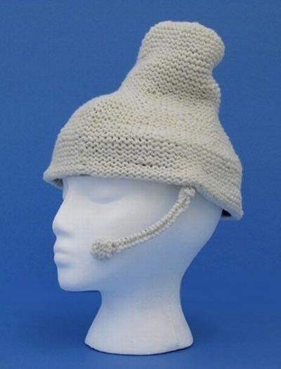 Единственное ее внешнее отличие от других головных уборов - небольшая вязаная деталь, напоминающая микрофончик.