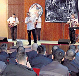 Андрей ГУРОВ (с микрофоном) уже репетирует на сцене колонии строгого режима своё выступление на «Евровидении»