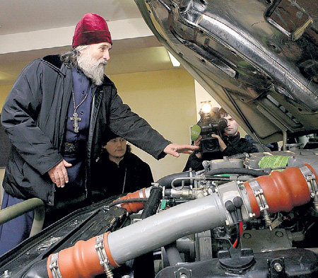 Полковой поп не только должен разбираться в солдатских душах, но и завести любой двигатель...