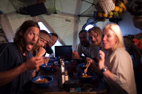 До того, как на судне появился итальянец, оказавшийся хорошим поваром, команда питалась, чем бог пошет - фото Theplastiki.com